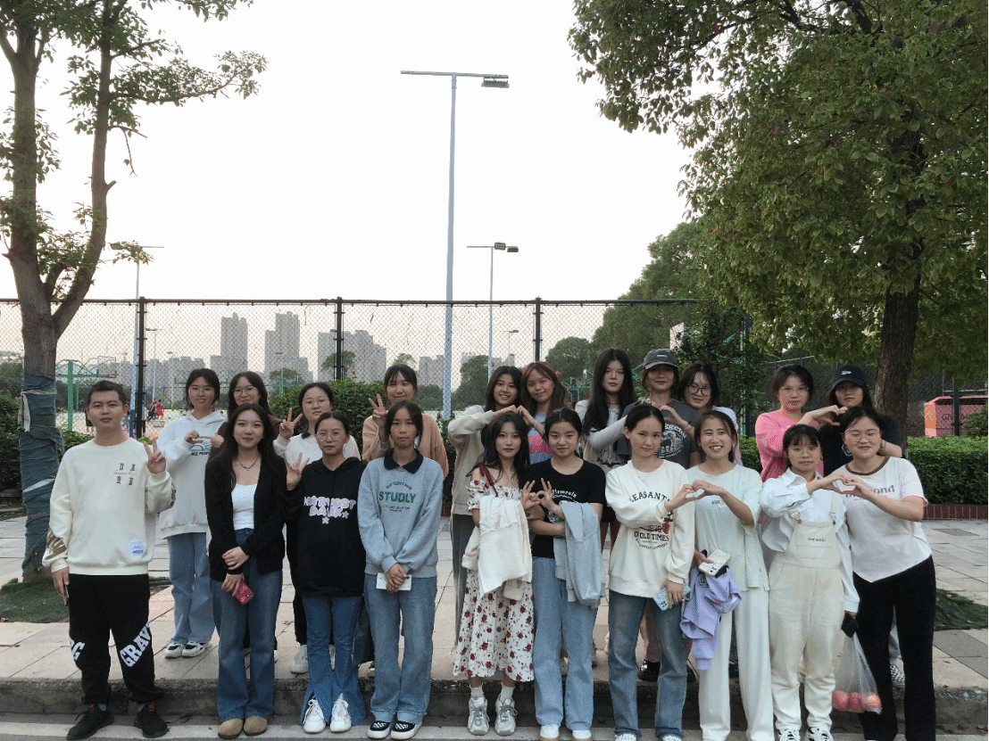 【活力初教】不负时光 不负秋意 ——22小教1班开展团建活动